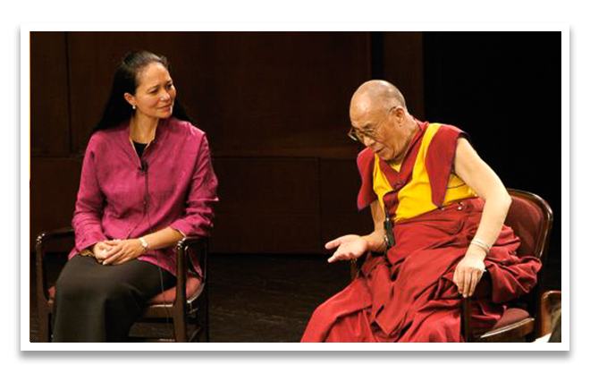 Elizabeth Lindsey receiving an award